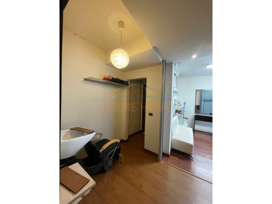 Tirane, jepet me qera ambjent biznesi Kati 2, 105 m² 1.200 € (Ish Ekspozita)