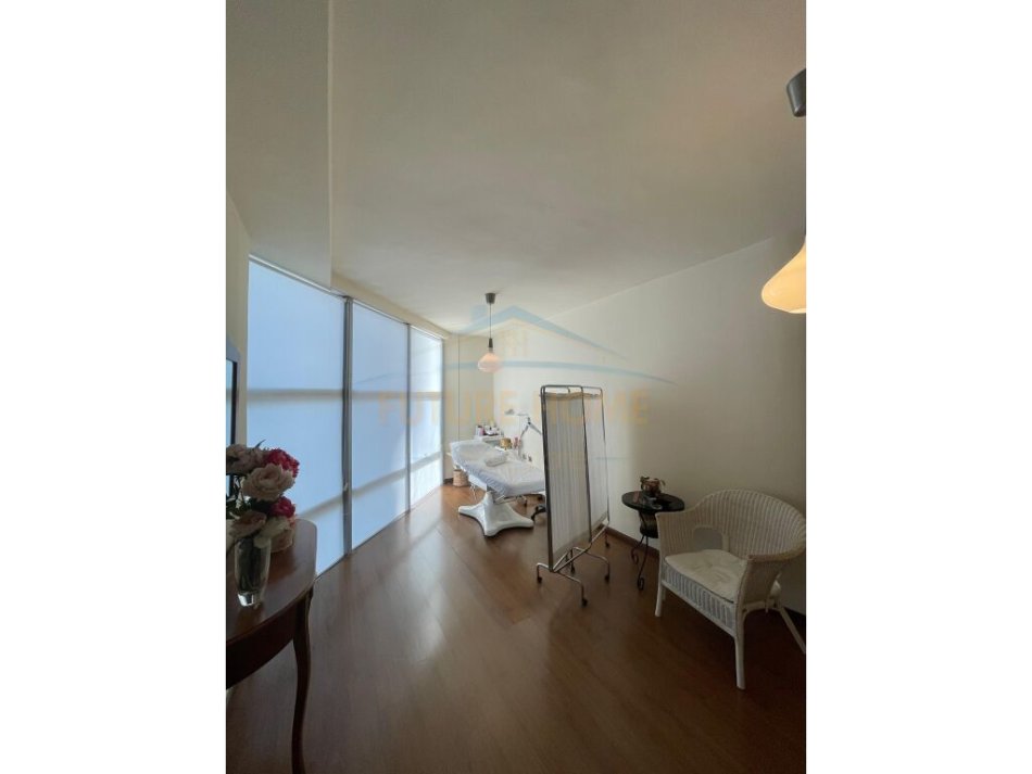 Tirane, jepet me qera ambjent biznesi Kati 1, 105 m² 1.200 € (Ish Ekspozita)