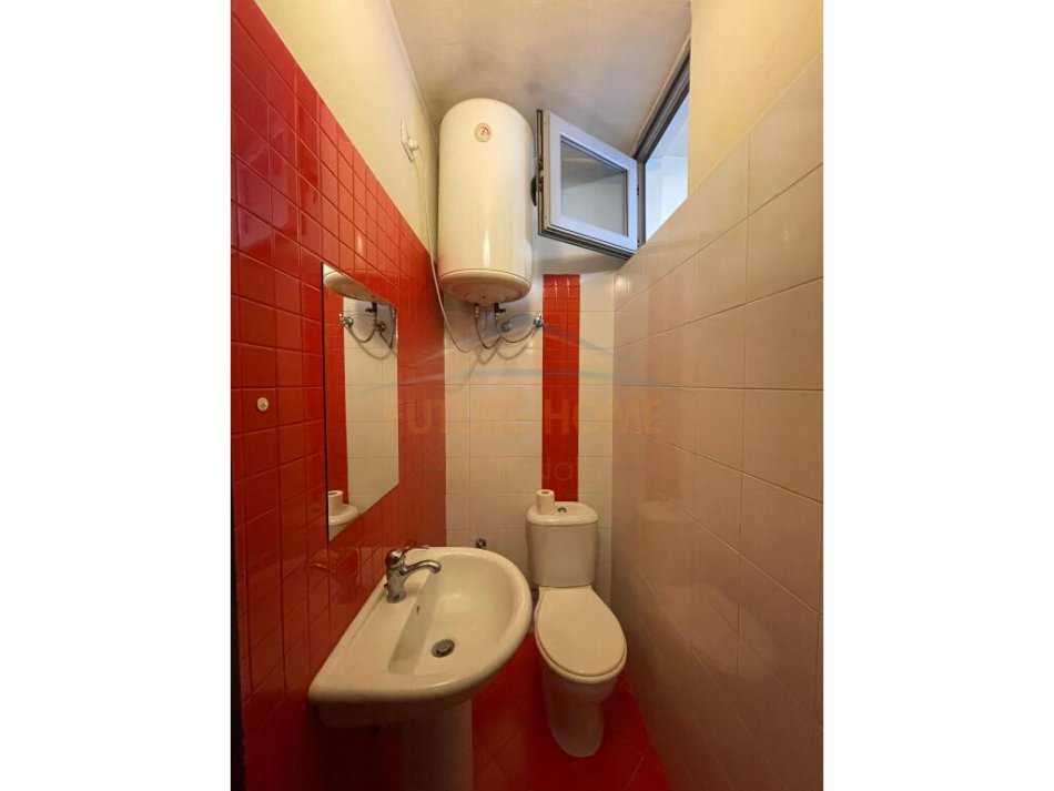 Tirane, jepet me qera ambjent biznesi Kati 1, 105 m² 1.200 € (Ish Ekspozita)