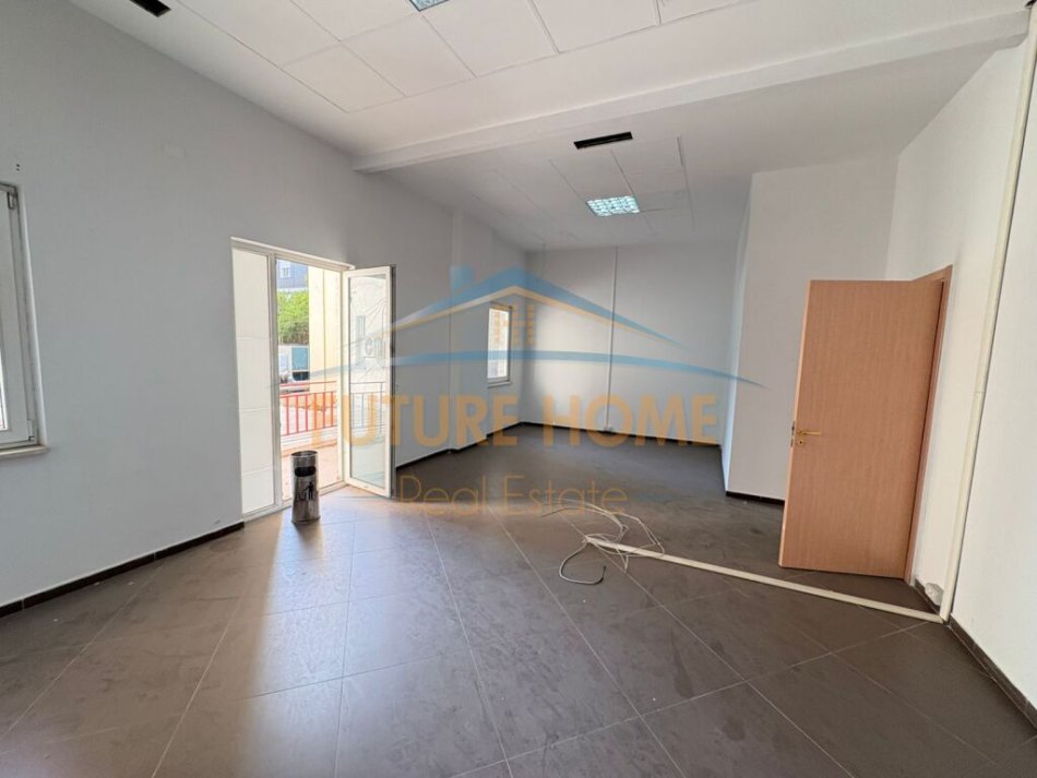 Tirane, shitet ambjent biznesi Kati 1, 200 m² 620.000 € (Rruga e Dibres)