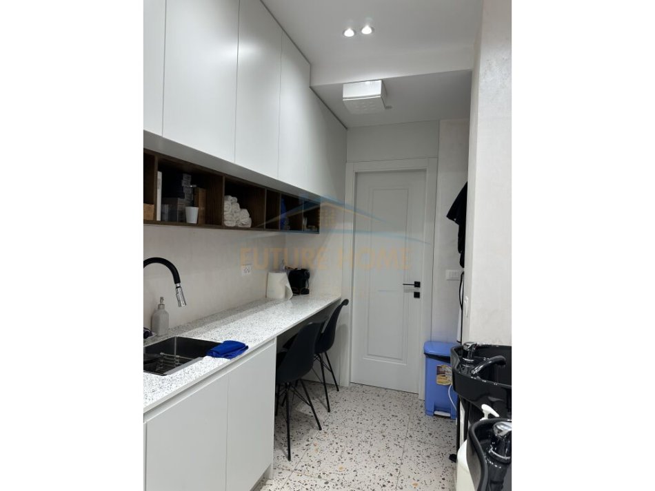 Tirane, jepet me qera Kati 0, 100 m² 1.500 € 