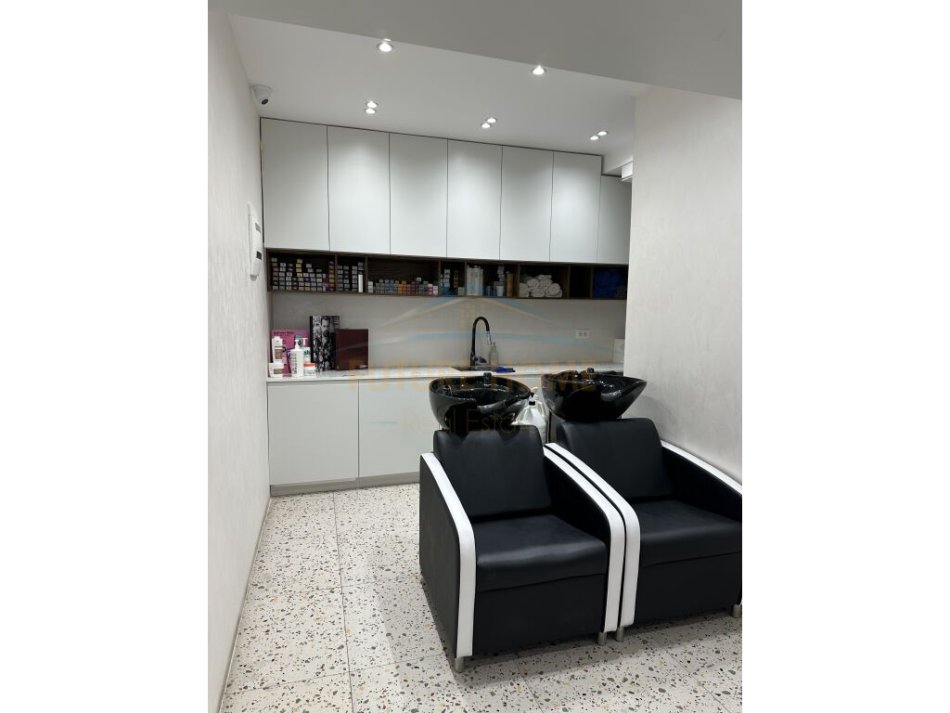 Tirane, jepet me qera Kati 0, 100 m² 1.500 € 
