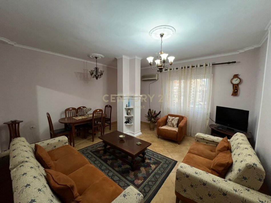 Tirane, jepet me qera apartament 2+1+Ballkon Kati 5, 600 € (Apartament 2+1 tek 9 Kateshet, pallat i ri me ashensor)