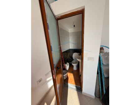 Tirane, jepet me qera ambjent biznesi Kati 0, 92 m² 800 € (Rruga Fabrika e Qelqit, Kombinat, Tiranë AREA46101)
