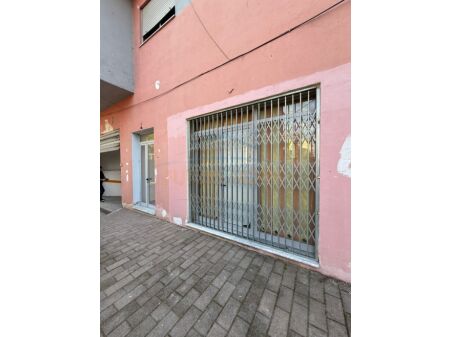 Tirane, jepet me qera ambjent biznesi Kati 0, 92 m² 800 € (Rruga Fabrika e Qelqit, Kombinat, Tiranë AREA46101)