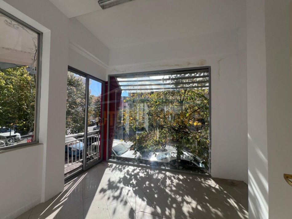 Tirane, jepet me qera apartament duplex , 147 m² 1.500 €