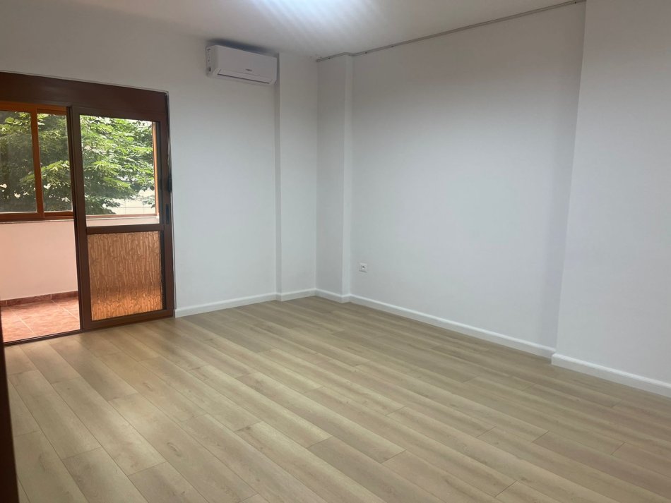 Tirane, jepet me qera ambjent biznesi Kati 1, 120 m² 1.000 € (Rruga e Bogdaneve)