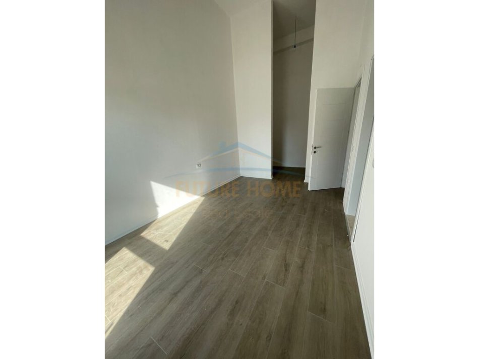 Tirane, shitet ambjent biznesi Kati 1, 103 m² 240.000 € (Porcelan)