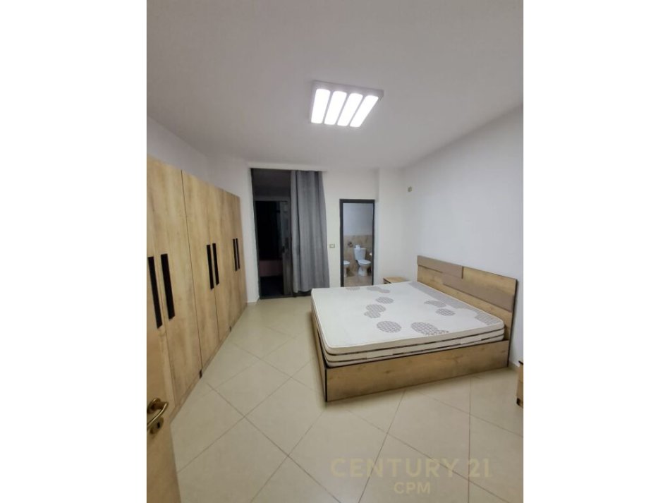 Tirane, jepet me qera apartament 2+1 Kati 2, 570 € (pallat i ri 2+1+2+ Garazh i mbyllur me qepen ne Myslym Shyri)