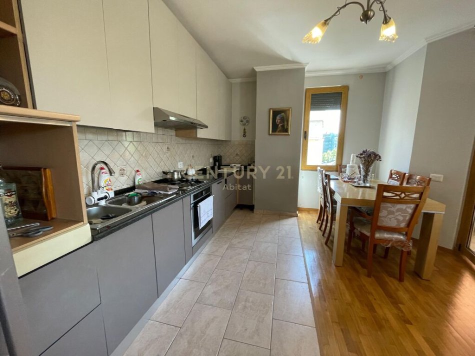 Tirane, jepet me qera apartament 2+1 Kati 4, 115 m² 550 € (Rruga e Elbasanit)