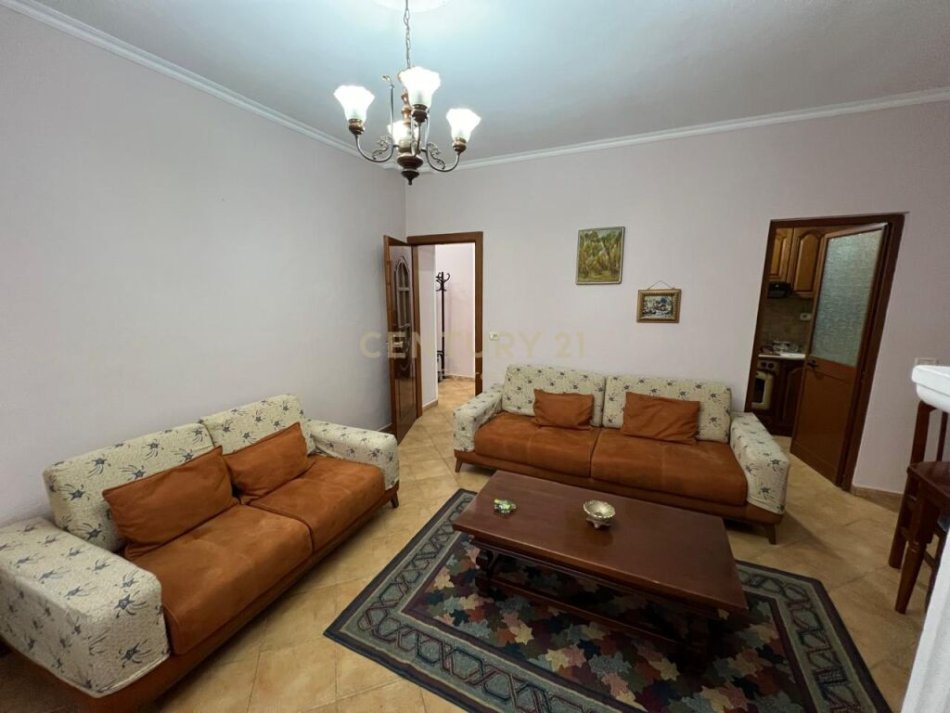 Tirane, jepet me qera apartament 2+1+Ballkon Kati 5, 600 € (Apartament 2+1 tek 9 Kateshet, pallat i ri me ashensor)
