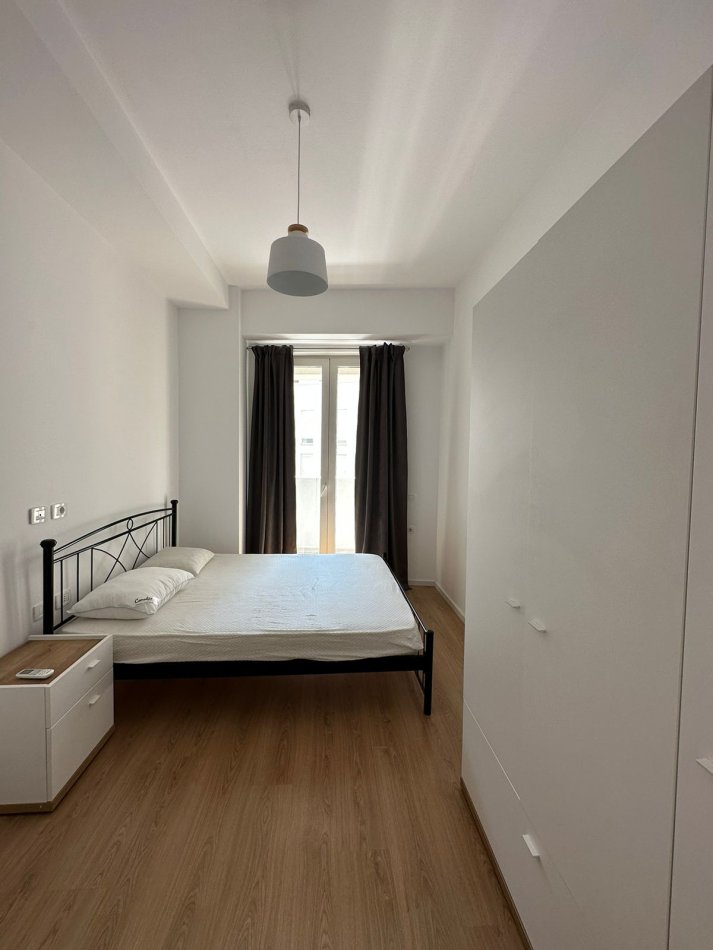 Tirane, jepet me qera apartament 2+1 (i mobiluar), Kati 8, 700 € (Ndre Mjeda)