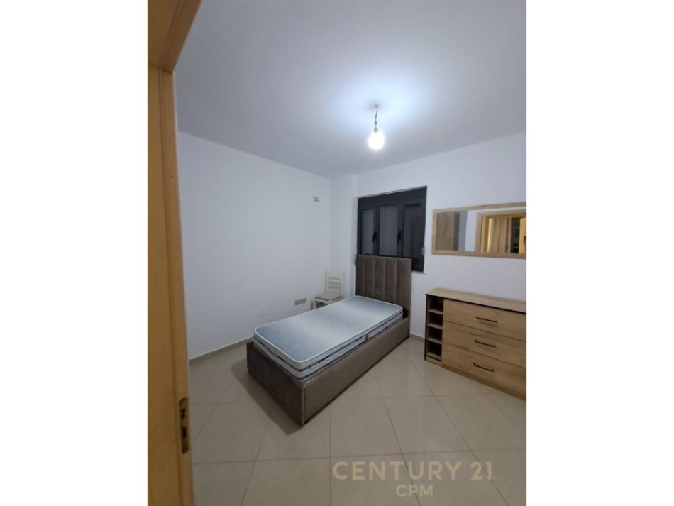 Tirane, jepet me qera apartament 2+1 Kati 2, 570 € (pallat i ri 2+1+2+ Garazh i mbyllur me qepen ne Myslym Shyri)