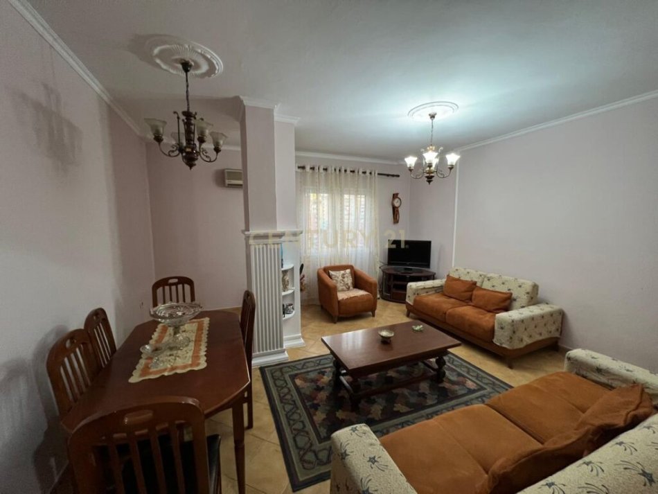 Tirane, jepet me qera apartament 2+1+Ballkon Kati 5, 600 € (Apartament 2+1 tek 9 Kateshet, pallat i ri me ashensor)