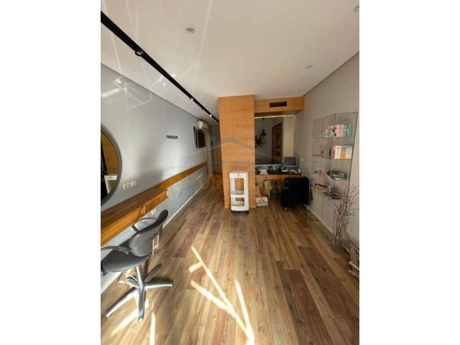 Tirane, jepet me qera ambjent biznesi Kati 1, 82 m² 1.300 € (Don Bosko)
