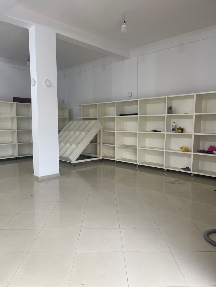 Tirane, jepet me qera ambjent biznesi Kati 0, 100 m² 800 € (Sanatorium)