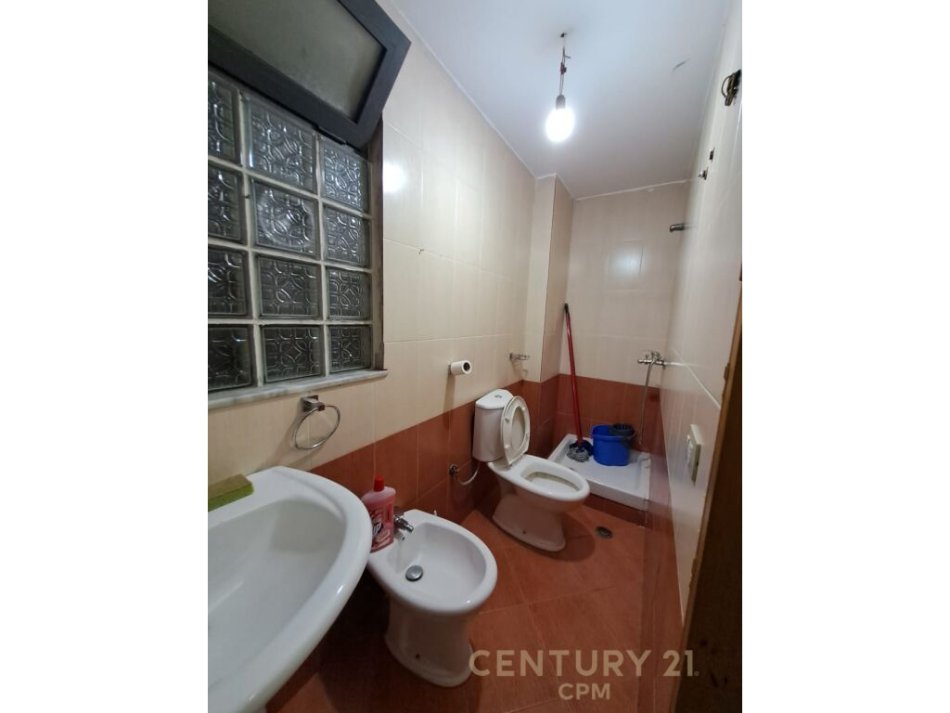 Tirane, jepet me qera apartament 2+1 Kati 2, 570 € (pallat i ri 2+1+2+ Garazh i mbyllur me qepen ne Myslym Shyri)