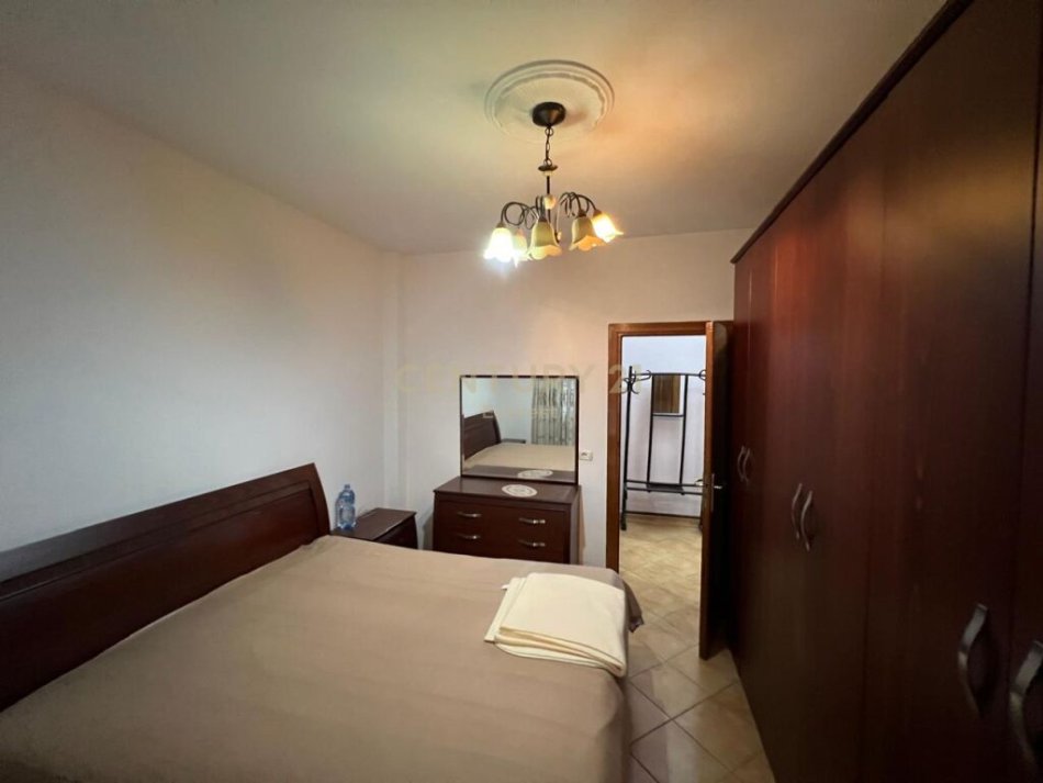 Tirane, jepet me qera apartament 2+1+Ballkon Kati 5, 600 € (Apartament 2+1 tek 9 Kateshet, pallat i ri me ashensor)
