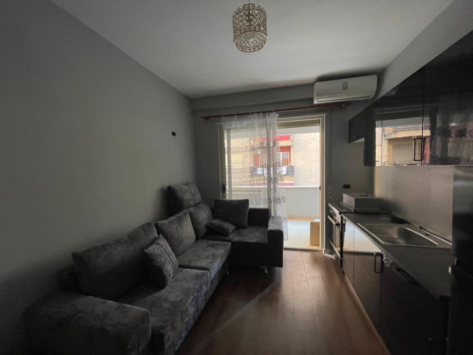 Tirane, jepet me qera apartament 1+1 Kati 2, 55 m² 400 € (RRUGA FEDERIK SHIROKA)