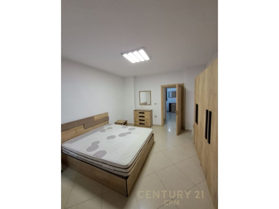 Tirane, jepet me qera apartament 2+1 Kati 2, 570 € (pallat i ri 2+1+2+ Garazh i mbyllur me qepen ne Myslym Shyri)