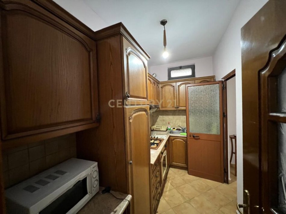 Tirane, jepet me qera apartament 2+1+Ballkon Kati 5, 600 € (Apartament 2+1 tek 9 Kateshet, pallat i ri me ashensor)