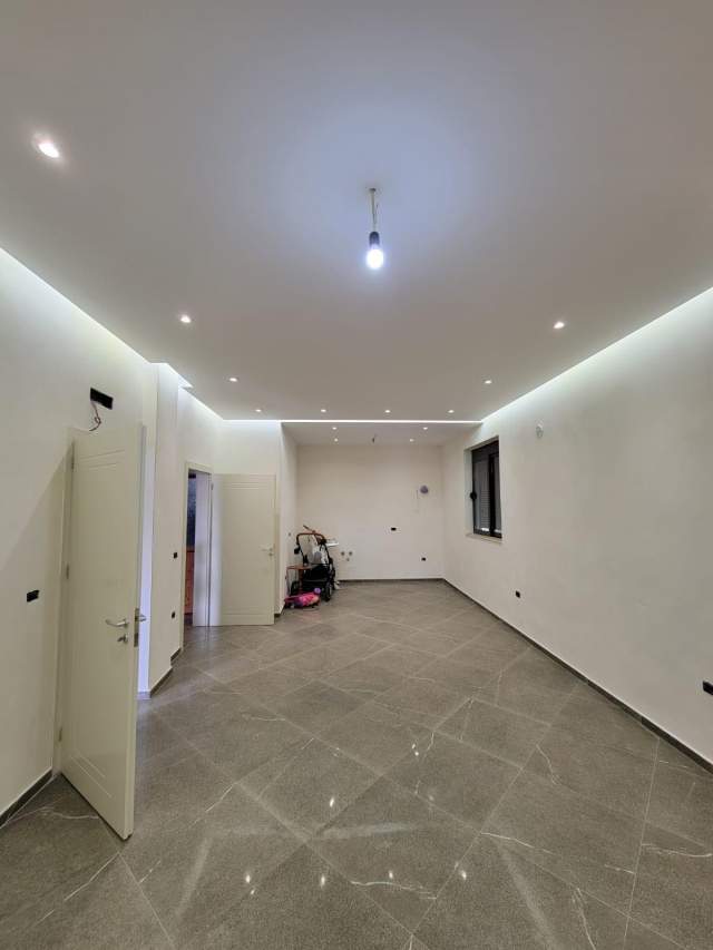 Tirane, shitet Vile 2 Katshe Kati 1, 565 m² 280.000 Euro (Yrshek)