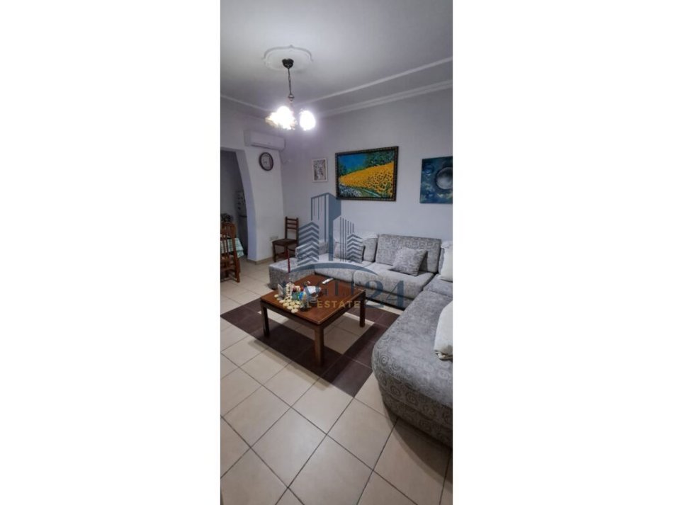 JEPET ME QERA APARTAMENT 3+1 TEK SHKOLLA E KUQE