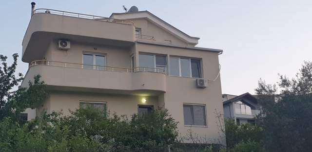 Tirane, shes Vile 2+1+A+BLK Kati 3, 420 m² 700.000 Euro (Liqeni i Thate)