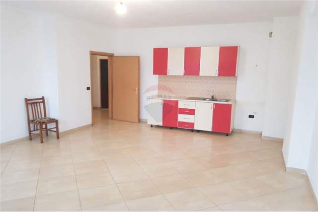 Tirane, ofert apartament 2+1+BLK Kati 1, 104 m² 83.000 Euro (Pallatet Cabej)