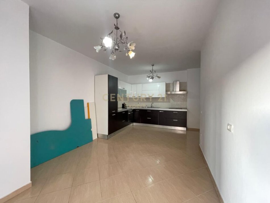Tirane, shitet apartament 2+1 Kati 2, 108 m² 165.000 € (ndodhet Buze autostrades tek rrethrrotullimi i Selites , Tiranë)
