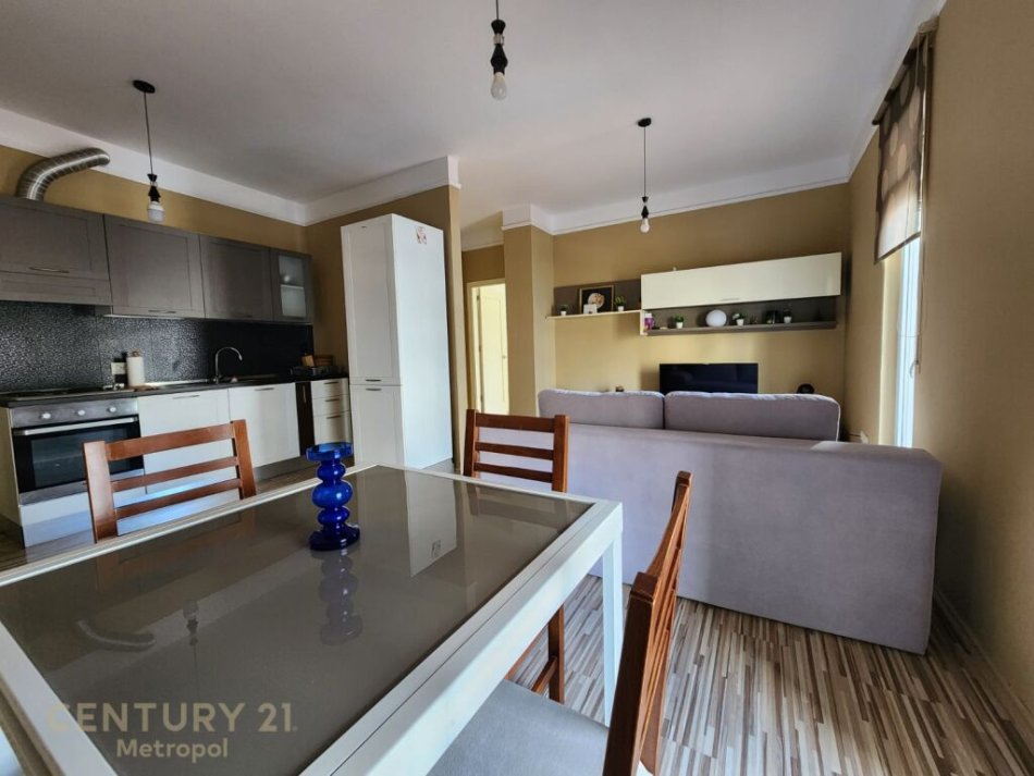 Tirane, jepet me qera apartament 2+1 Kati 5, 100 m² 600 € (Myslym Shyri)