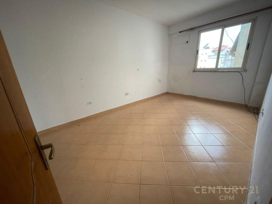 Tirane, shitet apartament 2+1+Ballkon Kati 9, 95 m² 175.000 € (apartament te Komuna e Parisit afer Rr. Kosovareve)