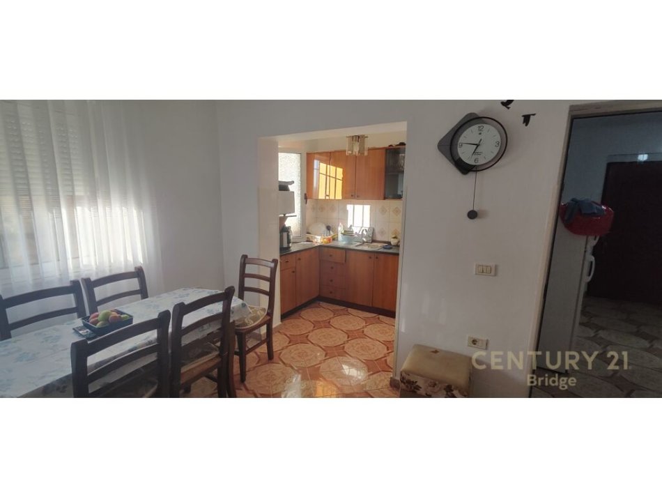 Tirane, shitet apartament 2+1+Ballkon Kati 4, 70 m² 110.000 € (PRANË MATERNITETIT TË RI)