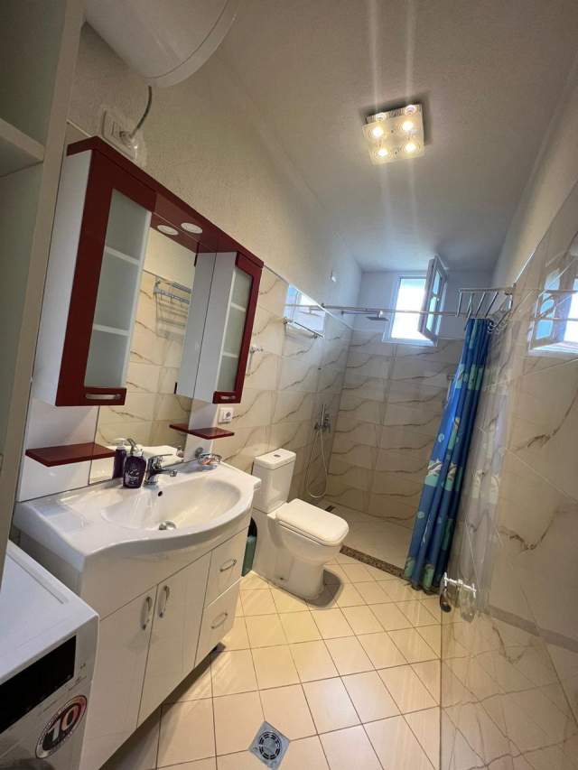 Tirane, jepet me qera Vile Kati 4, 600 Euro (Pallati Brigadave,Fshati Sos)