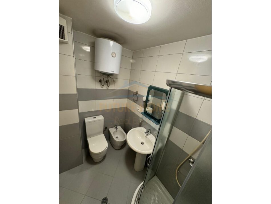Tirane, jepet me qera apartament 3+1 Kati 5, 147 m² 1.000 € (Liqeni i Thate)