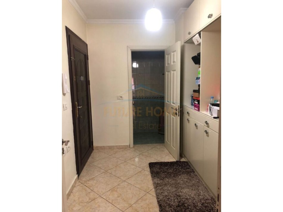 Tirane, jepet me qera apartament 3+1 , 123 m² 600 € (Laprake)