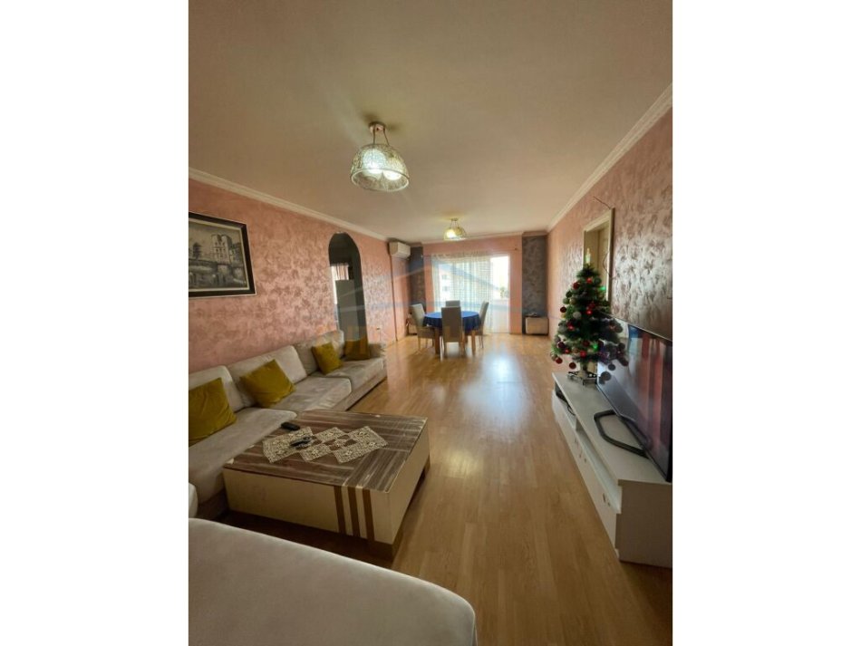 Tirane, jepet me qera apartament 3+1 , 123 m² 600 € (Laprake)
