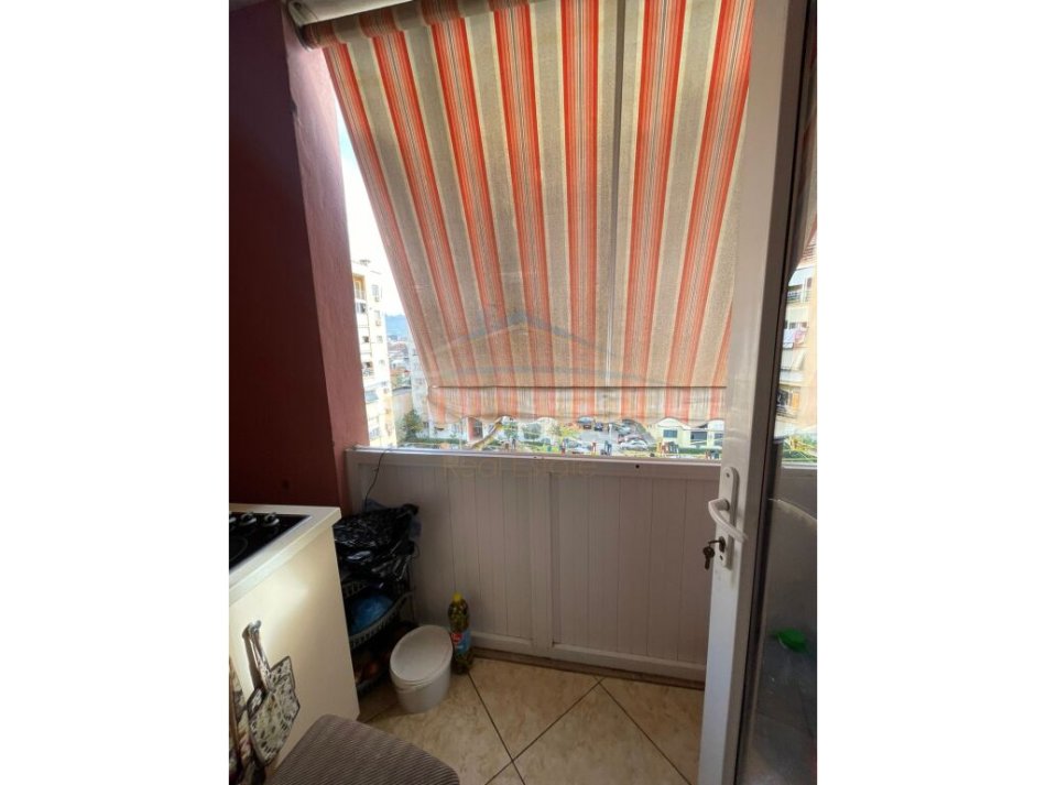 Tirane, jepet me qera apartament 3+1 , 123 m² 600 € (Laprake)