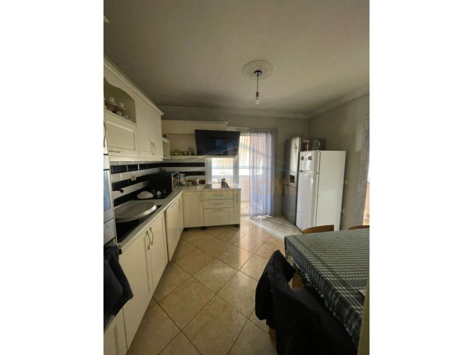 Tirane, jepet me qera apartament 3+1 , 123 m² 600 € (Laprake)