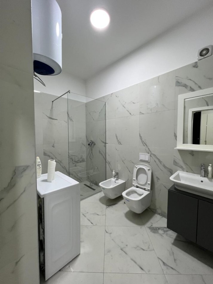 Tirane, jepet me qera apartament 1+1+Ballkon Kati 7, 78 m² 650 € (rruga e kavajes)