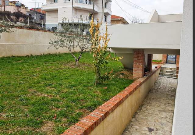 Tirane, shitet Vile 5.500 m² 850.000 Euro