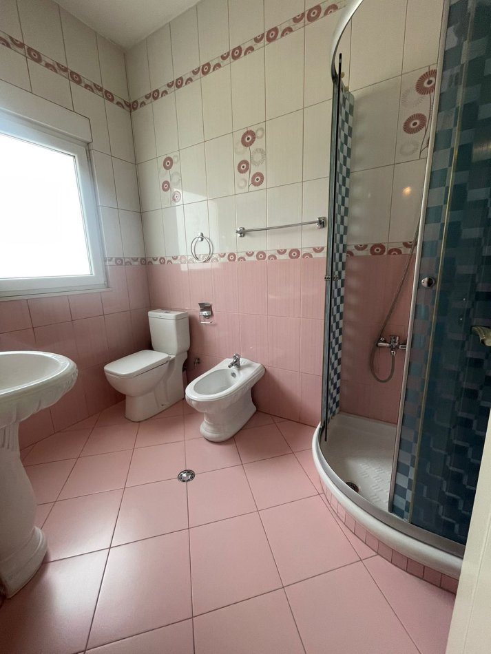 Tirane, jepet me qera apartament 3+1+Aneks+Ballkon Kati 2, 180 m² 700 € (Don Bosko)