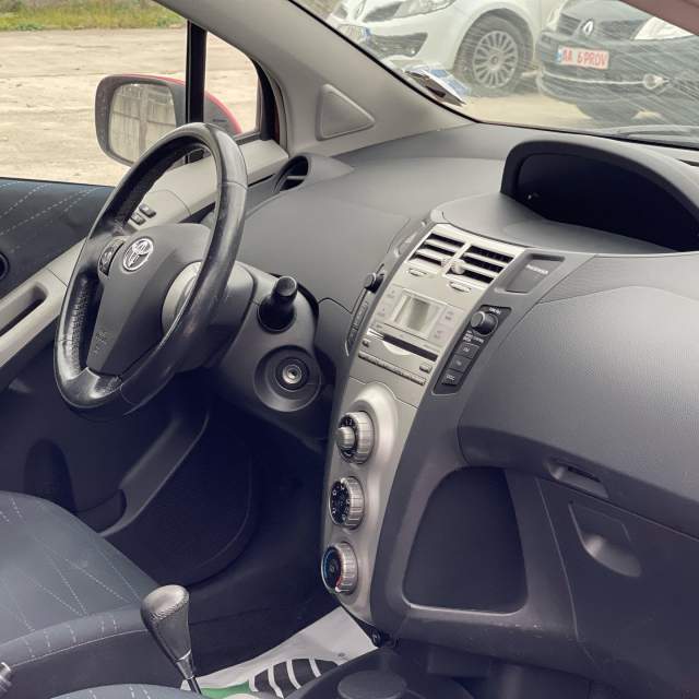 Tirane, shes makine Toyota yaris Viti 2007, 5.200 Euro