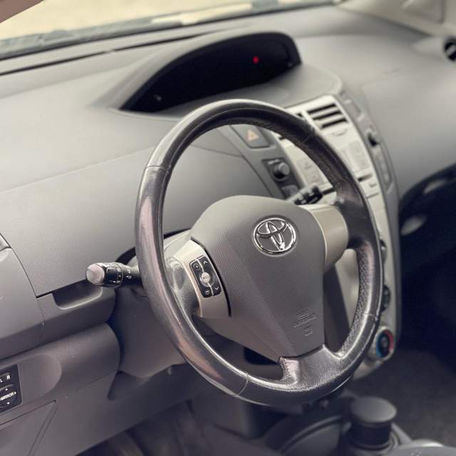 Tirane, shes makine Toyota yaris Viti 2007, 5.200 Euro