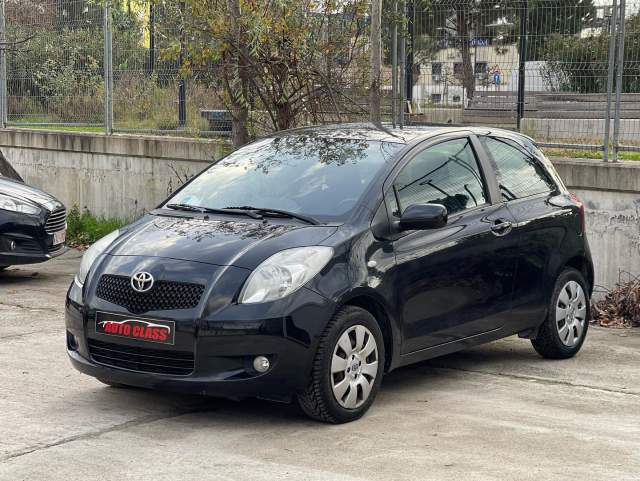 Tirane, shes makine Toyota yaris Viti 2007, 4.200 Euro