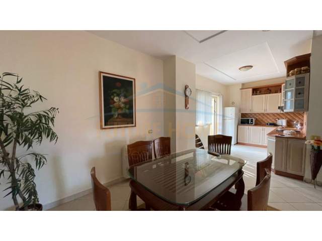 Tirane, jepet me qera apartament 2+1+BLK Kati 8, 125 m² 550 Euro (Rruga Him Kolli)