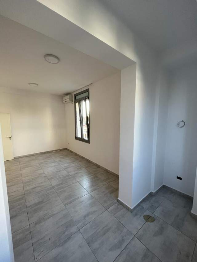 Tirane, jepet me qera ambjent biznesi Kati 2, 76 m² 400 Euro (Rruga e Dibres)