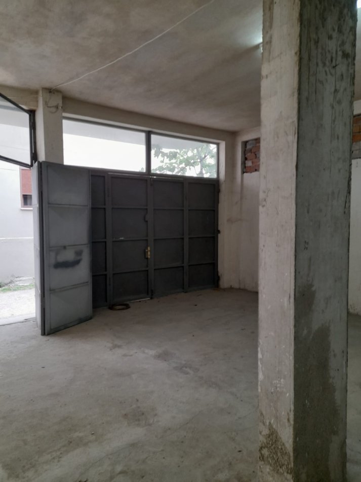 Tirane, jepet me qera magazine Kati 0, 120 m² 350 € (Porcelan)