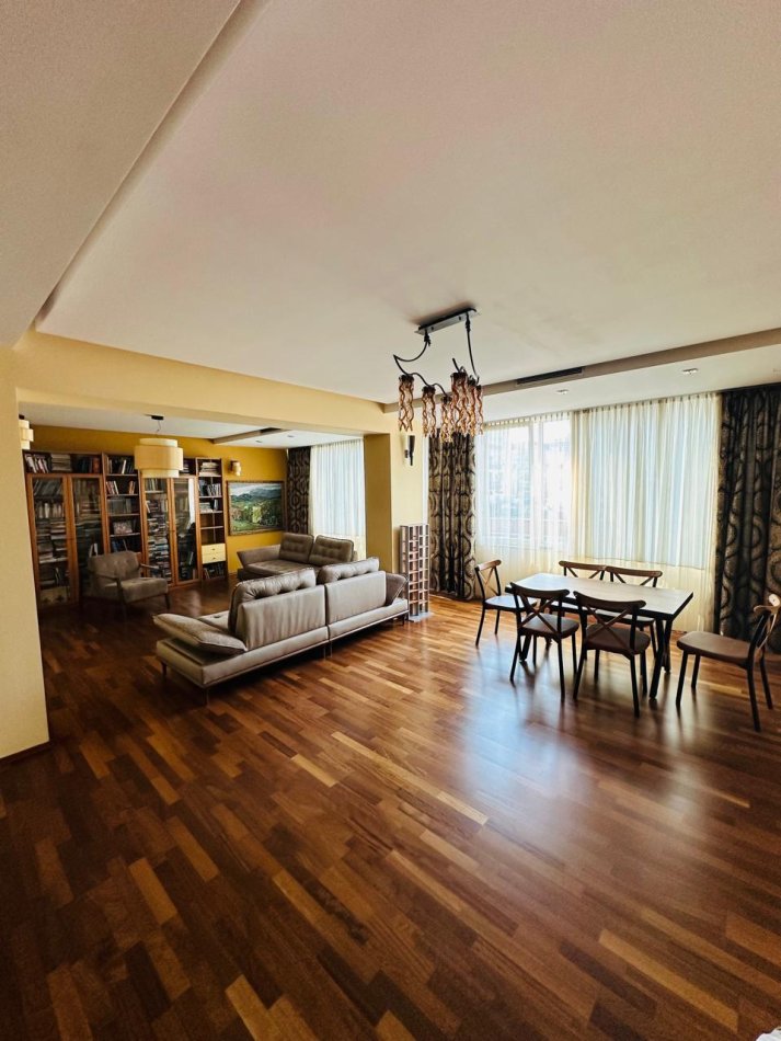 Tirane, jepet me qera apartament 2+1 Kati 5, 160 m² 1.500 € (Bllok)