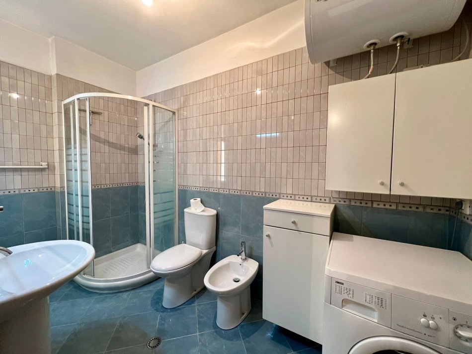 Tirane, jepet me qera apartament 2+1 , 108 m² 700 € (Pazari i ri)